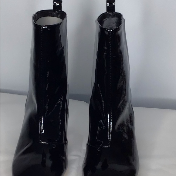 GOOD AMERICAN ~ BLACK PATENT LEATHER BOOTIES - Picture 4 of 8